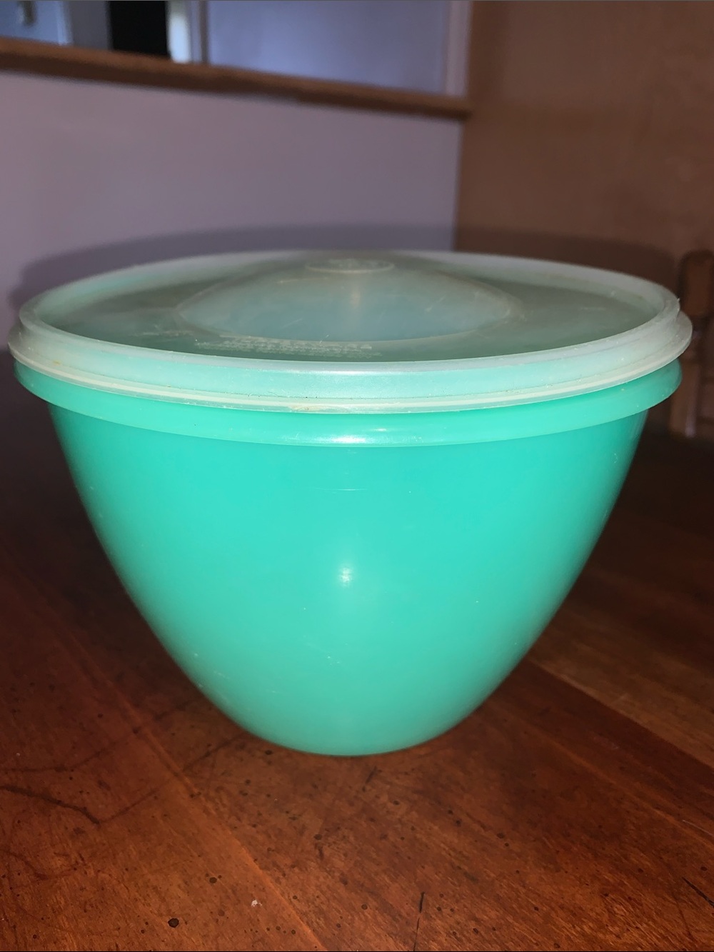 Tupperware Vintage Round Crisper with Clear Lid